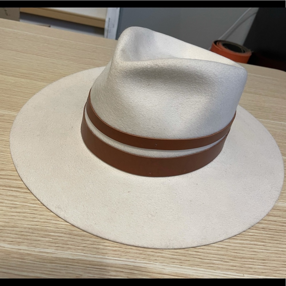 Janessa Leoné hat